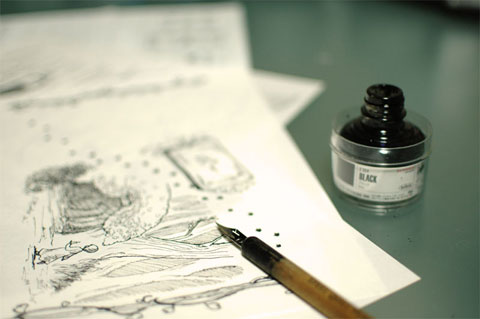 原画はインクとペンで描かれています。